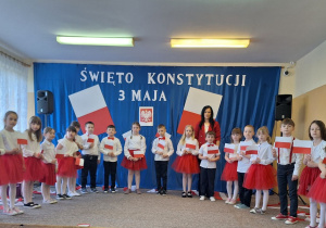 Klasa pierwsza wraz z wychowawczynią z okazji Święta Konstytucji 3 Maja.