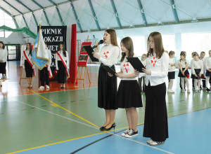 Uczennice podczas apelu przedstawiają historię Uchwalenia Konstytucji 3- Maja.