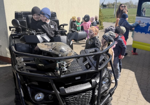 Zadowolone dzieci sprawdzają pojazdy uprzywilejowane.