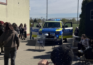 Uczniowie oglądają pojazdy policji.