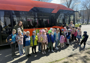 Dwie grupy przedszkolne przed ekologicznym autobusem.