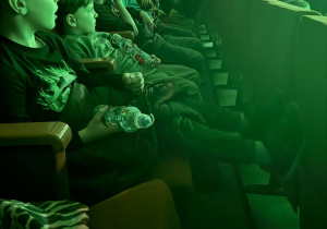 Dzieci oglądają spektakl w teatrze.