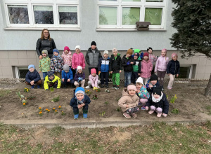 Grupowe zdjęcie dzieci z dwóch grup przedszkolnych.