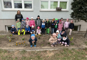 Grupowe zdjęcie dzieci z dwóch grup przedszkolnych.