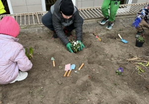 Sadzenie kwiatów i zasypywanie piaskiem.