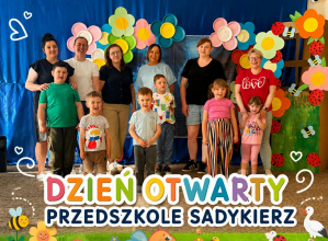 Zdjęcie grupowe z dziećmi i rodzicami w dniu otwartym w przedszkolu w Sadykierzu.