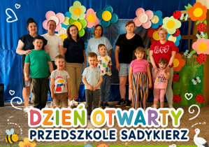 Zdjęcie grupowe z dziećmi i rodzicami w dniu otwartym w przedszkolu w Sadykierzu.