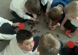 Dzieci podczas składania puzzli z obrazem Jana Matejki.