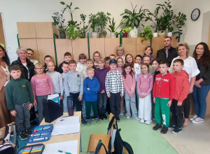 Uczniowie klasy drugiej wraz z panią dyrektor, nauczycielami i rodzicami.