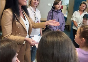 Pani dyrektor odczytuje podziękowanie rodziców Bartka.