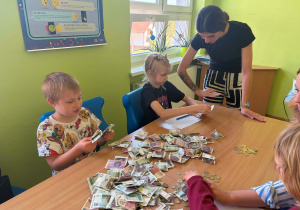 Wspólne liczenie zebranych pieniędzy.