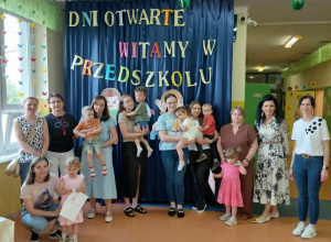 Zdjęcie grupowe z Panią Dyrektor, wychowawcami wraz z dziećmi i rodzicami w Dniu Otwartym w Przedszkolu w Rzeczycy.