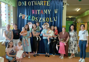 Zdjęcie grupowe z Panią Dyrektor, wychowawcami wraz z dziećmi i rodzicami w Dniu Otwartym w Przedszkolu w Rzeczycy.