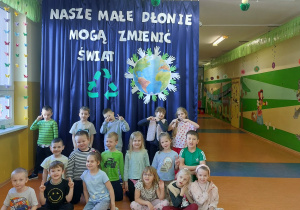 Grupa Zychy na tle dekoracji o tematyce ekologicznej.