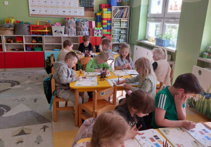 Dzieci z grupy Zuchy pracują w kartach pracy w czasie zajęć edukacyjnych.