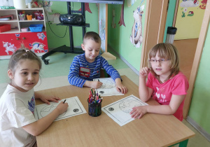 Przedszkolaki z grupy Zuchy kolorują planetę Ziemia.