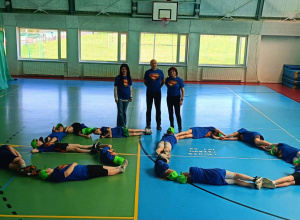 Pani Dyrektor i nauczyciele, a przed nimi uczniowie ułożeni w kształcie liczby 50.