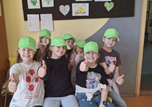 Grupa dziewczynek w świetlicy szkolnej.