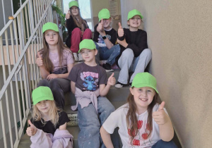 Uczennice na schodach po wykonaniu zadania.