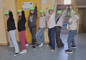 Uczennice przed salą matematyczną.