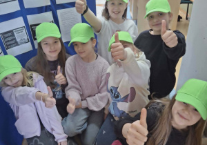 Grupa dziewcząt po wykonaniu zadania w bibliotece.