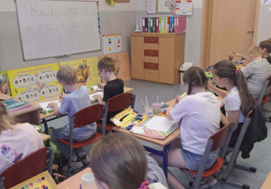 Uczniowie podczas wykonywania prac plastycznych wg. własnego pomysłu.