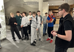 Uczniowie słuchają przewodnika w Muzeum Tatrzańskim.