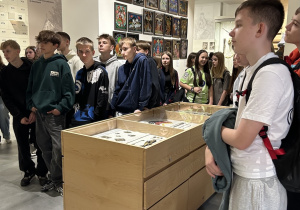 Uczniowie oglądają eksponaty w Muzeum Tatrzańskim.