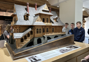 Uczniowie oglądają przepiękne eksponaty muzeum.