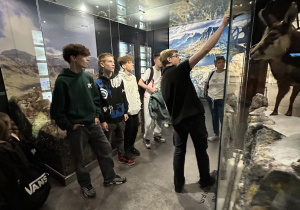 Zadowoleni uczniowie oglądają eksponaty w Muzeum Tatrzańskim.
