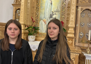 Uczennice pozujące na tle jednego z ołtarza w Sanktuarium Matki Bożej Fatimskiej.