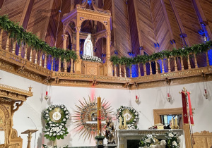 Ołtarz główny Sanktuarium Matki Bożej Fatimskiej na zakopiańskich Krzeptówkach, wybudowane jako votum za ocalenie życia Ojca Świętego Jana Pawła II po zamachu z 13 maja 1981 roku.