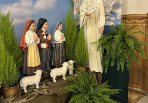 Figura Anioła Zwiastowania i dzieci, które doświadczyły objawień w Fatimie w 1917roku.