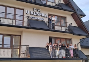 Uczestnicy wycieczki w miejscu noclegowym.