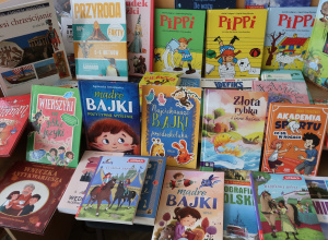 Książki przekazane przez uczniów do biblioteki szkolnej.