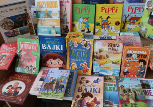 Książki przekazane przez uczniów do biblioteki szkolnej.