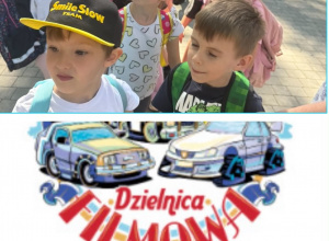 Dzieci przedszkolne wchodzące na teren Dzielnicy Filmowej.