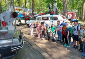 Grupa dzieci przedszkolnych podczas warsztatów chemicznych.