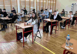 Sala gimnastyczna na której odbywał się II etap rejonowy i uśmiechnięta Ola.