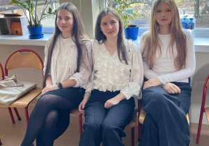 Uczennice naszej szkoły, Aleksandra Jaworska, Inga Kobacka i Martyna Socha, oczekują na rozpoczęcie zmagań konkursowych.