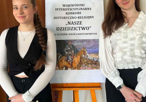 Aleksandra Jaworska i Inga Kobacka przy sztaludze z informacją o konkursie Nasze Dziedzictwo.